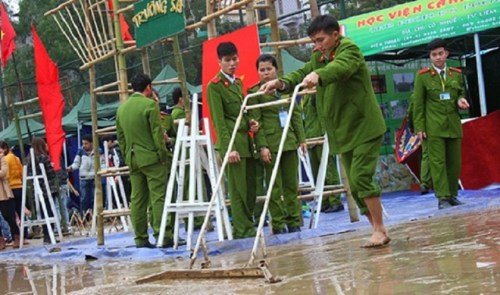 Học viên Học viện CSND khắc phục khó khăn do thời tiết mưa rào để chuẩn bị tốt cho công tác dựng trại